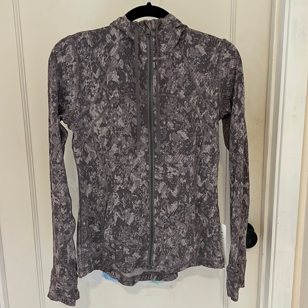 Lululemon Hooded Define Jacket *Nulu.  size 8. Gray, snakeskin print
